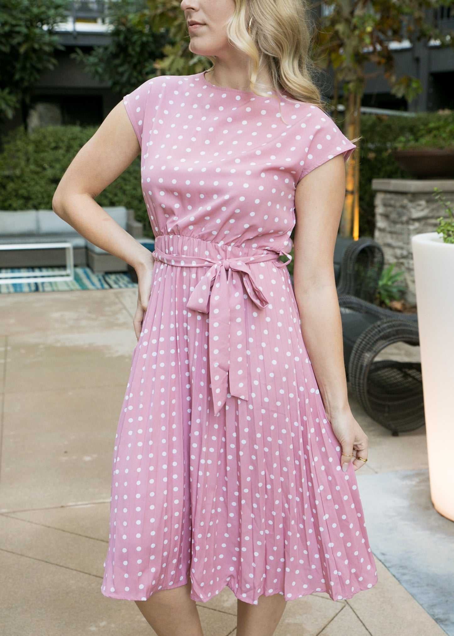 Vestido de lunares con mangas cortas