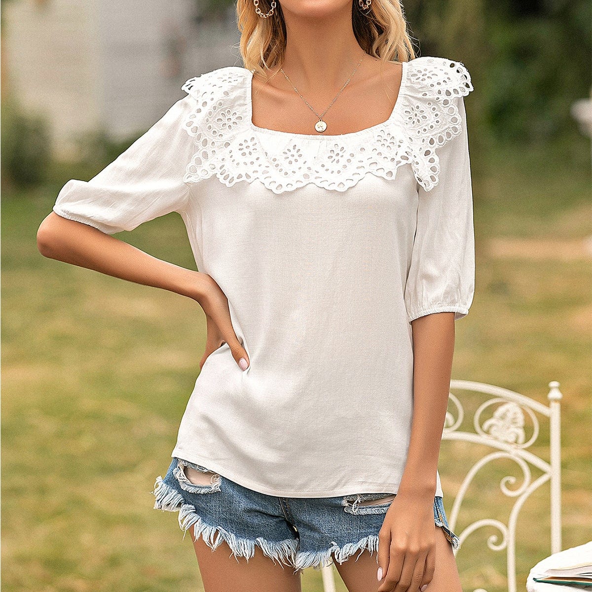 Blusa con escote cuadrado y ribete de ojales