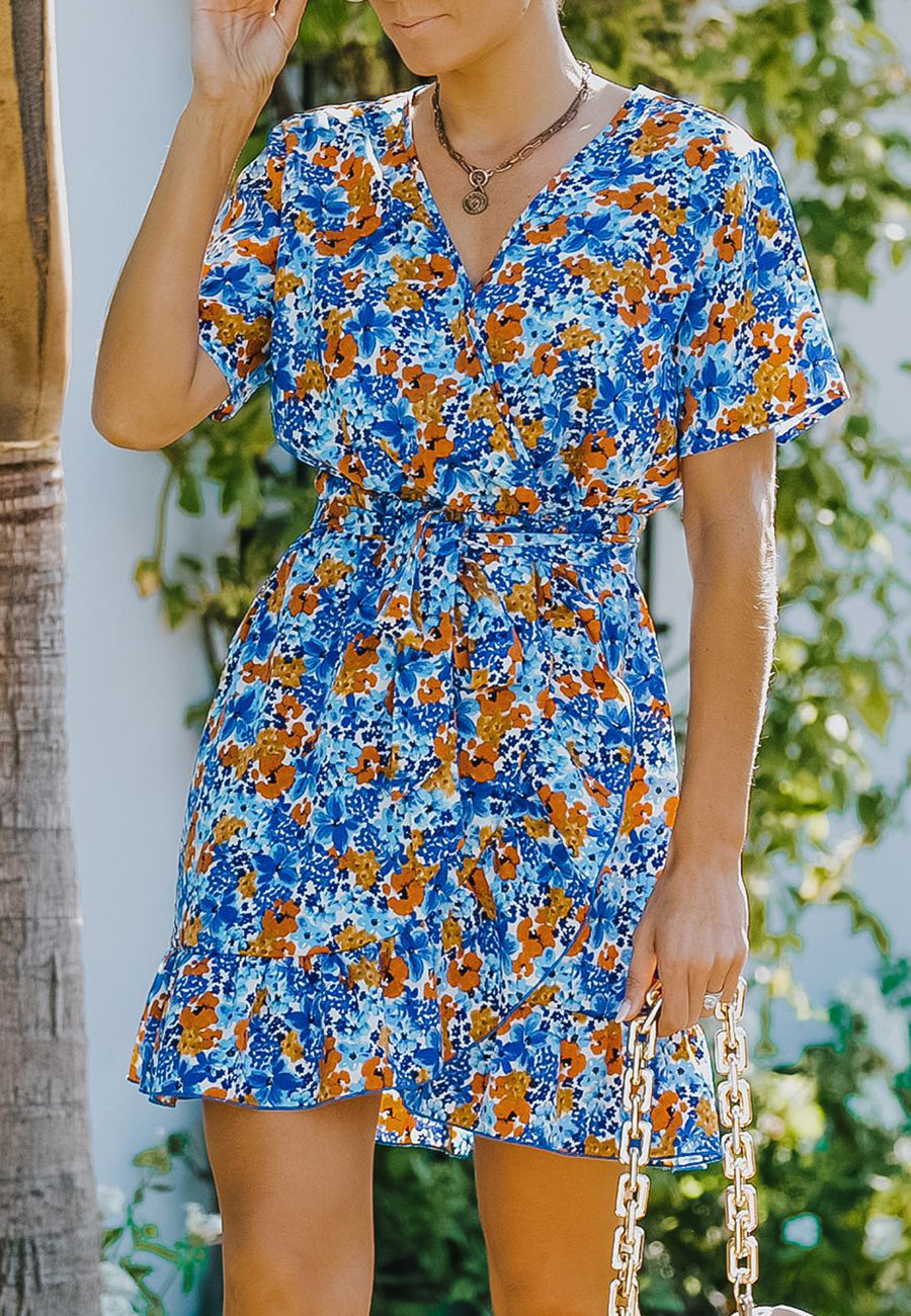 Vestido floral con dobladillo con volantes cruzados