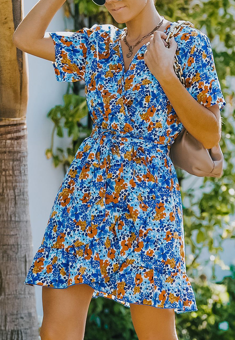 Vestido floral con dobladillo con volantes cruzados