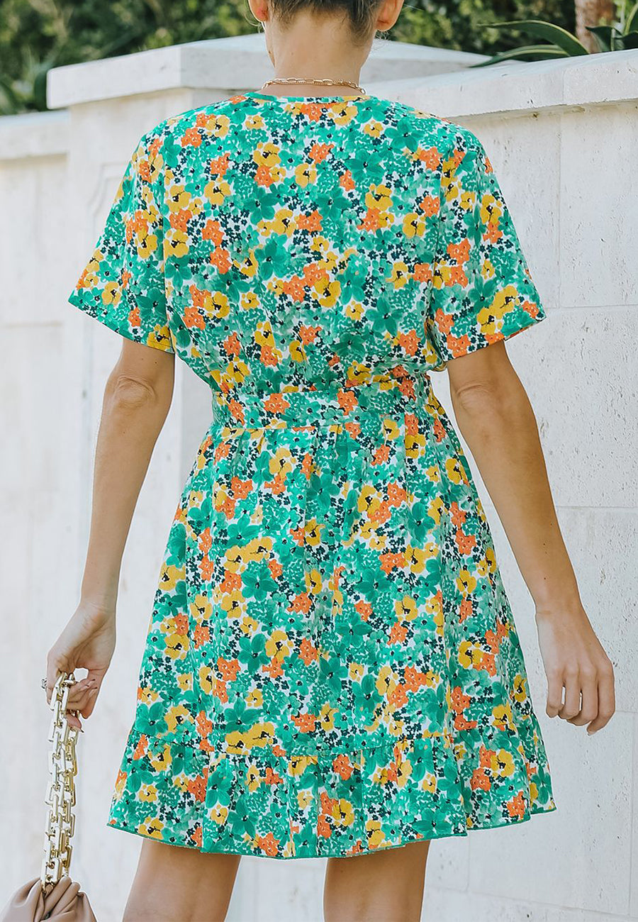 Vestido floral con dobladillo con volantes cruzados