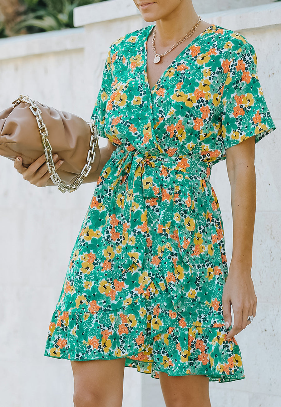 Vestido floral con dobladillo con volantes cruzados
