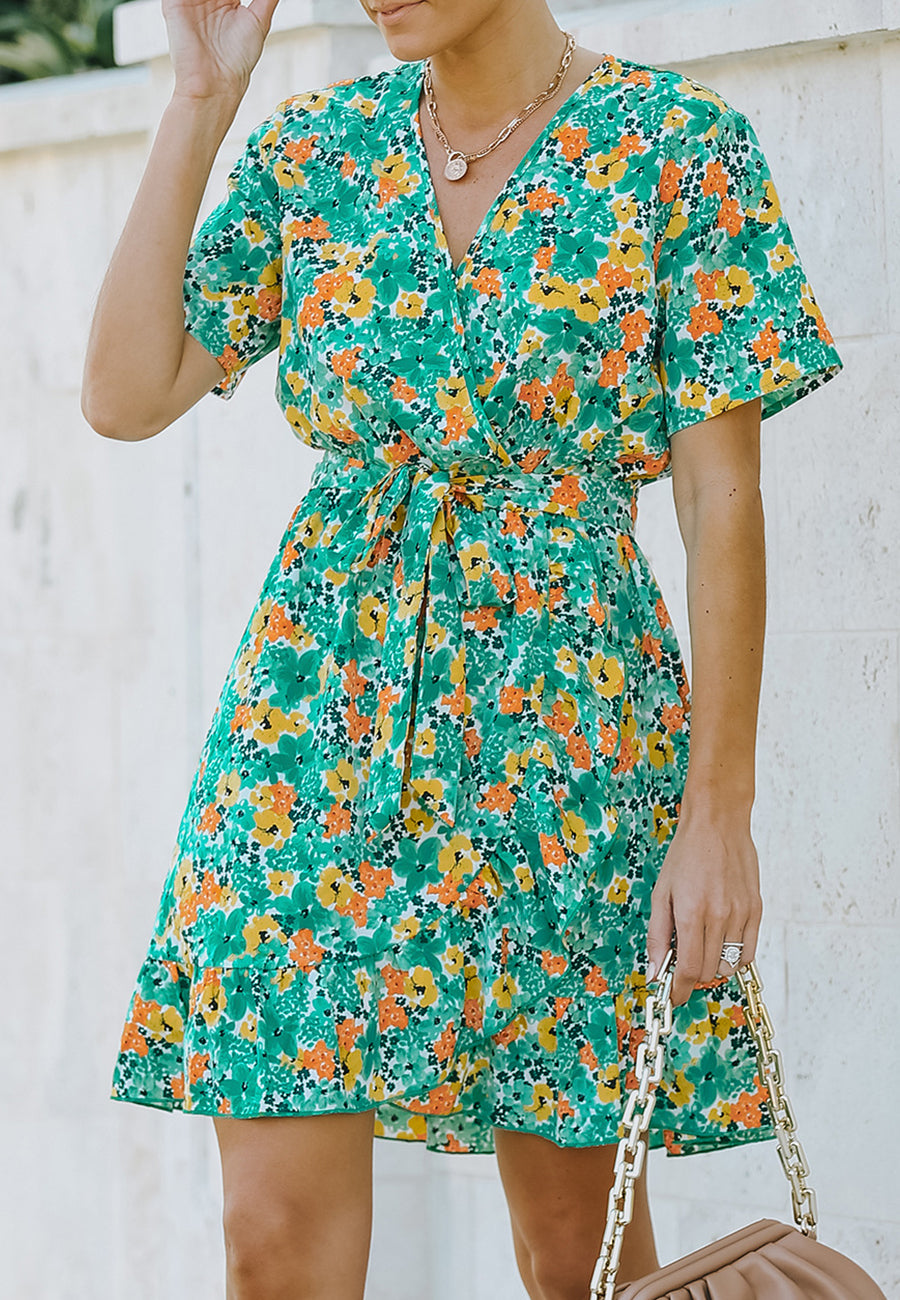 Vestido floral con dobladillo con volantes cruzados