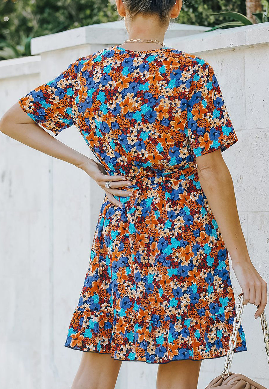 Vestido floral con dobladillo con volantes cruzados