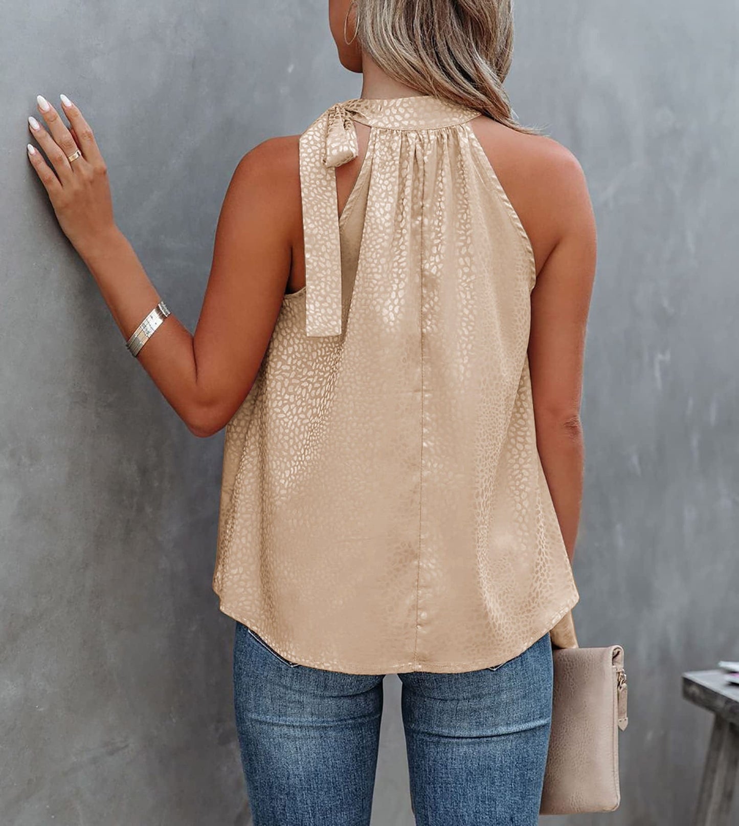 Top con cuello anudado y estampado animal