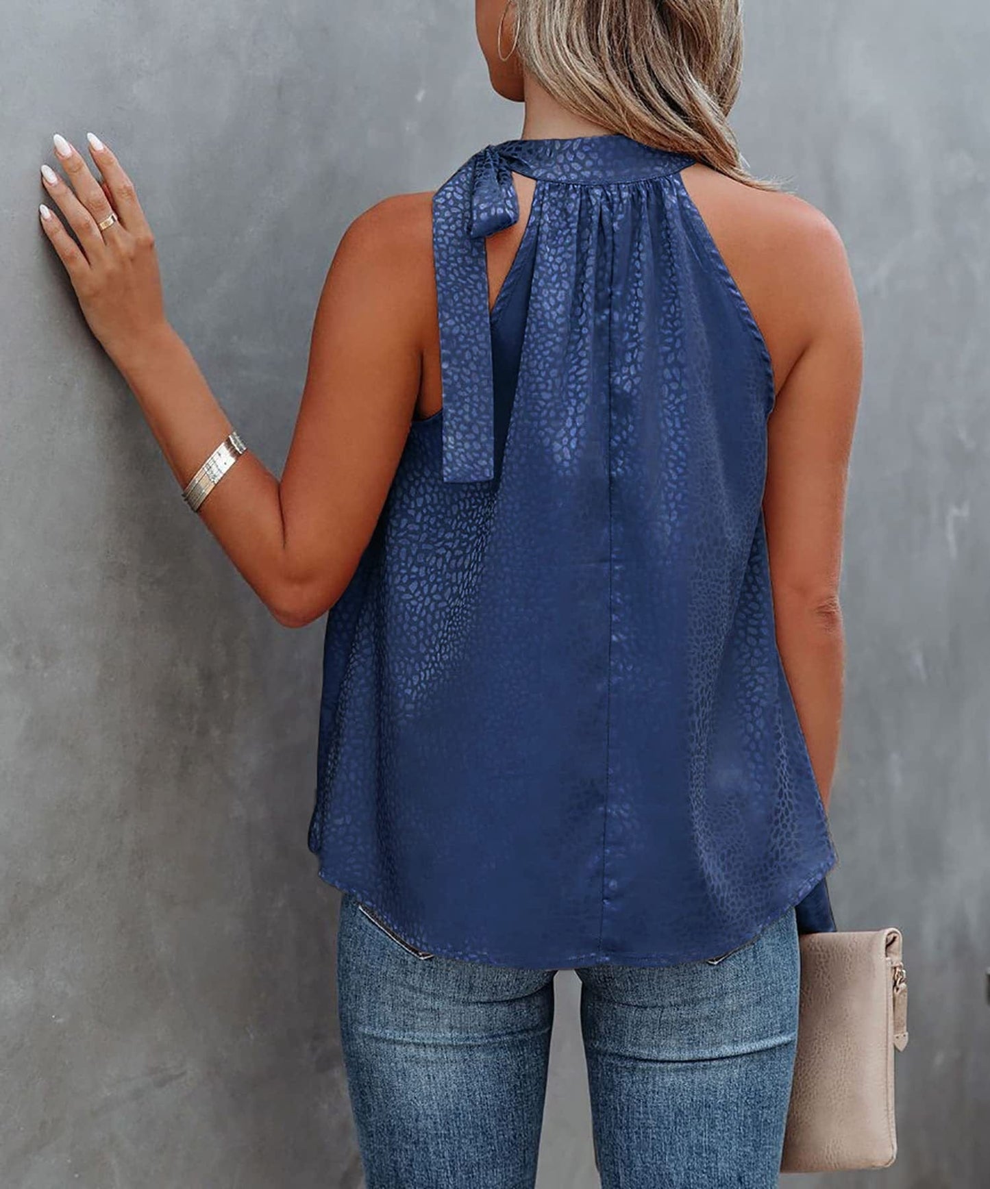 Top con cuello anudado y estampado animal