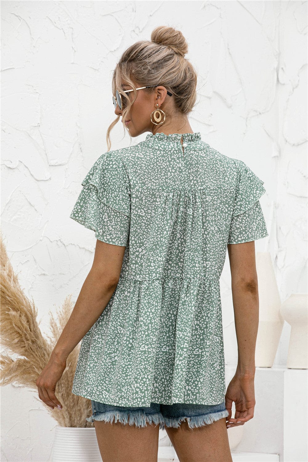 Blusa con mangas escalonadas y estampado animal
