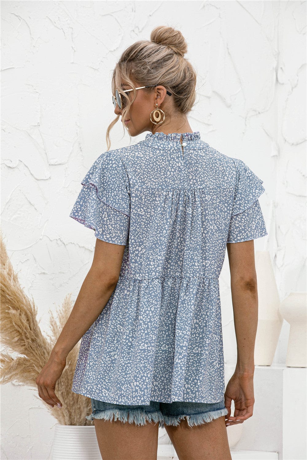 Blusa con mangas escalonadas y estampado animal