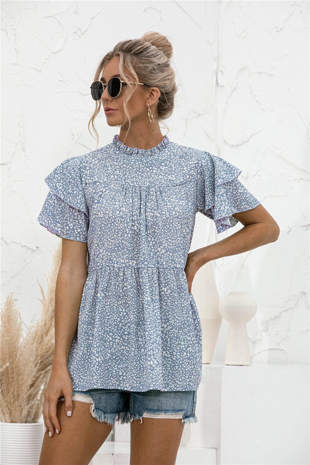 Blusa con mangas escalonadas y estampado animal