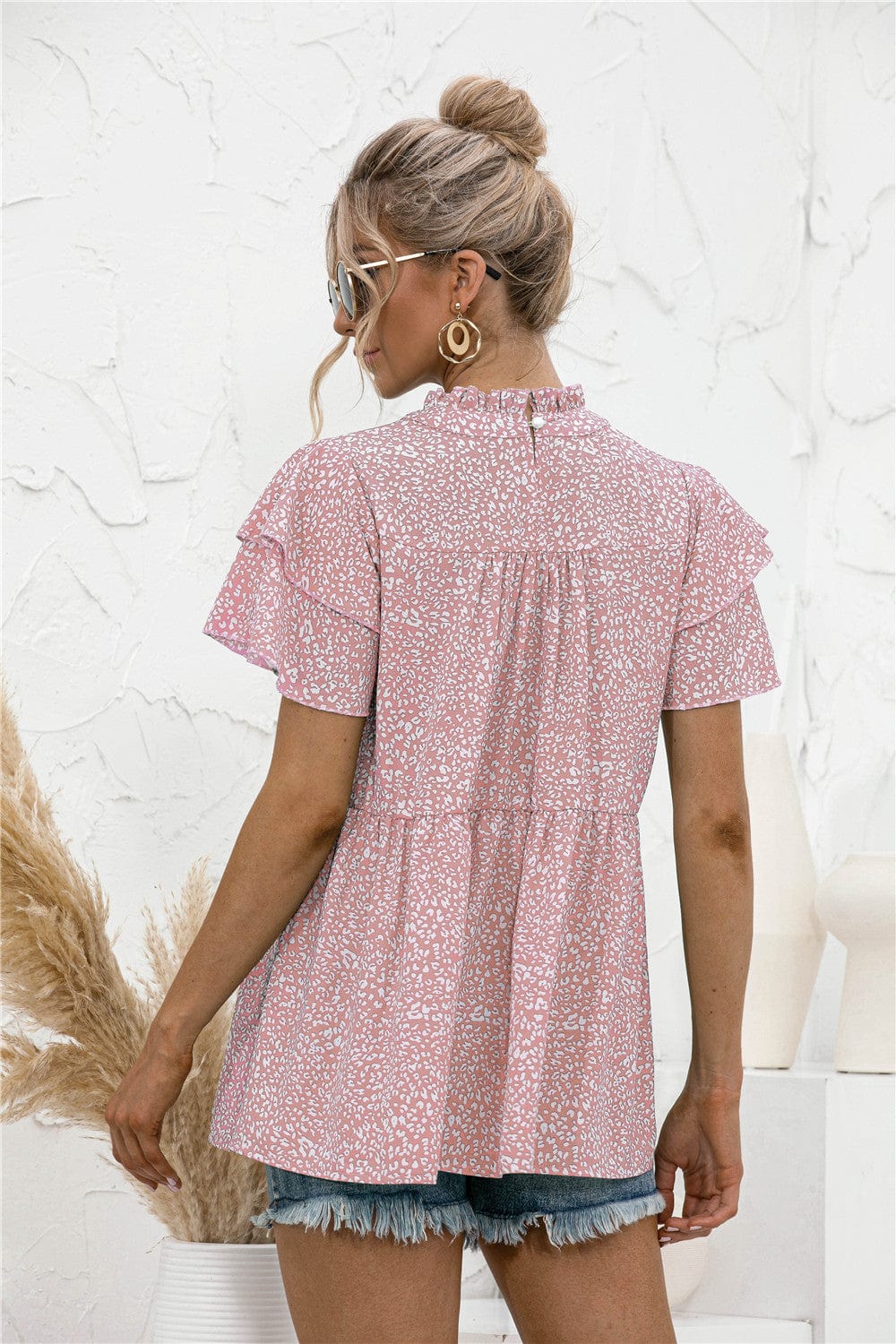 Blusa con mangas escalonadas y estampado animal