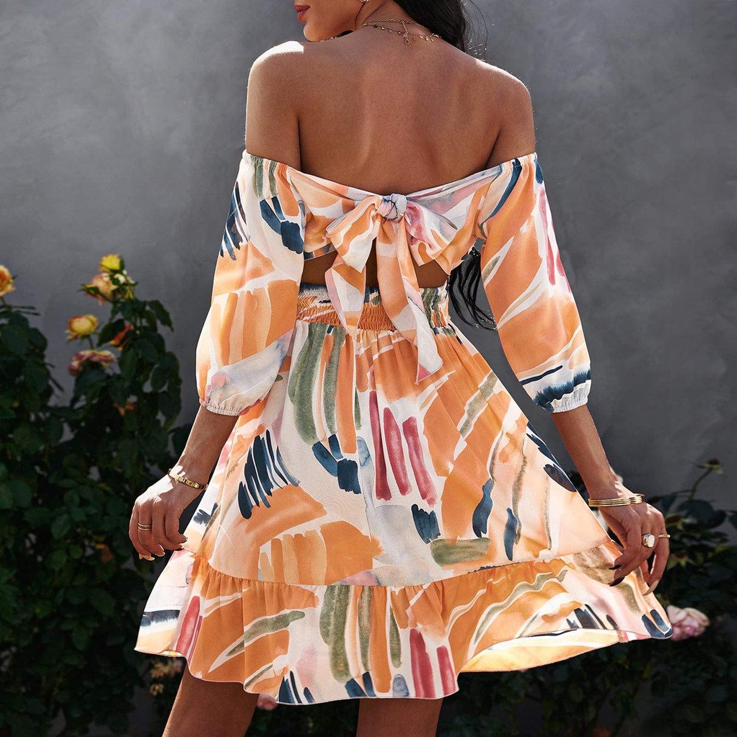 Vestido con lazo en la espalda y estampado abstracto