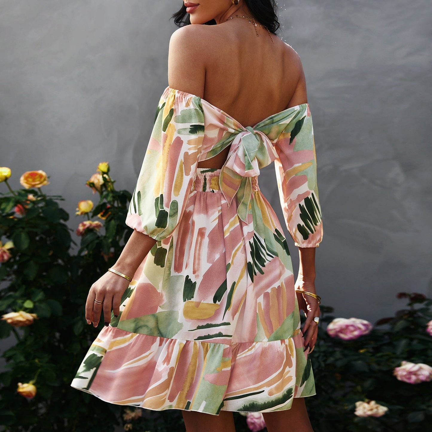 Vestido con lazo en la espalda y estampado abstracto