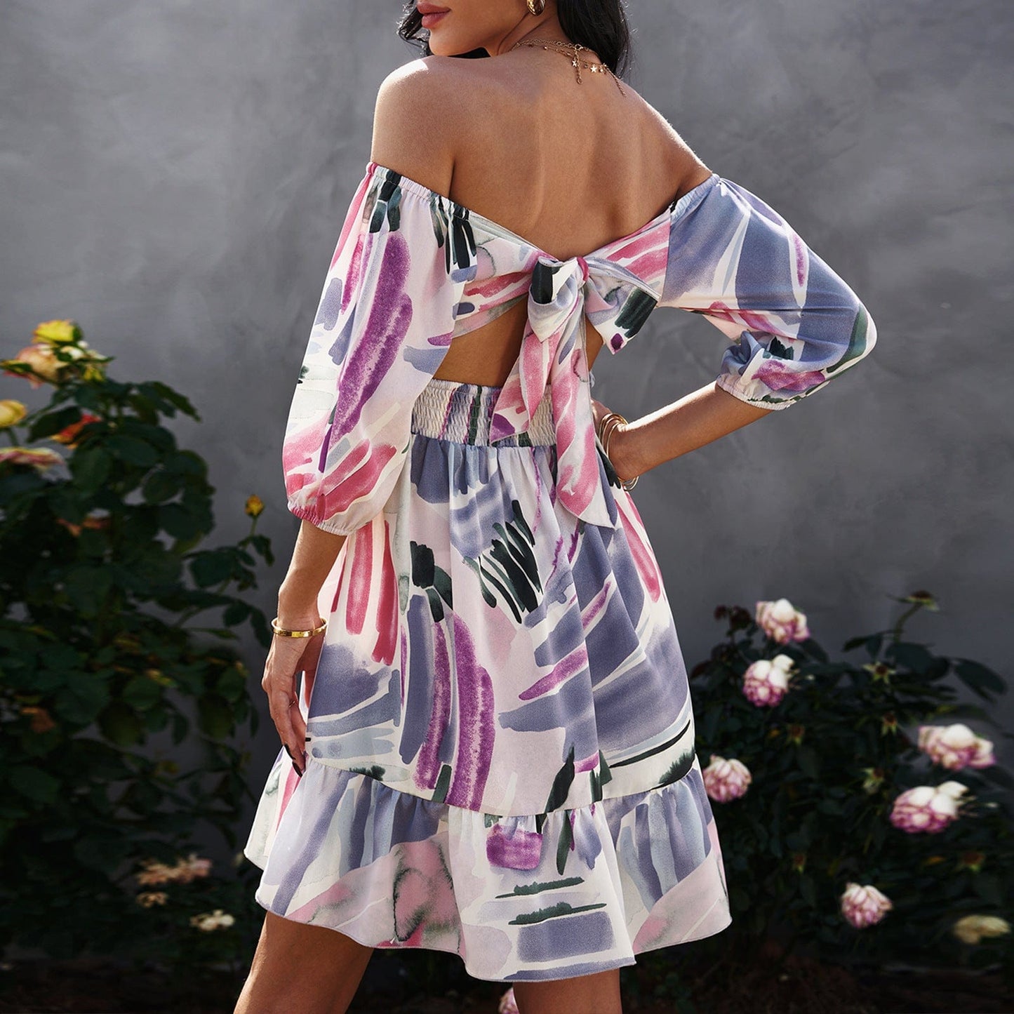 Vestido con lazo en la espalda y estampado abstracto