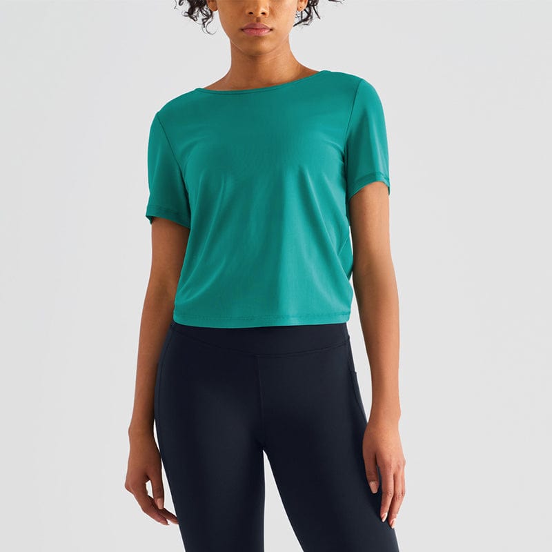 Camisa holgada con espalda abierta y cuello torcido