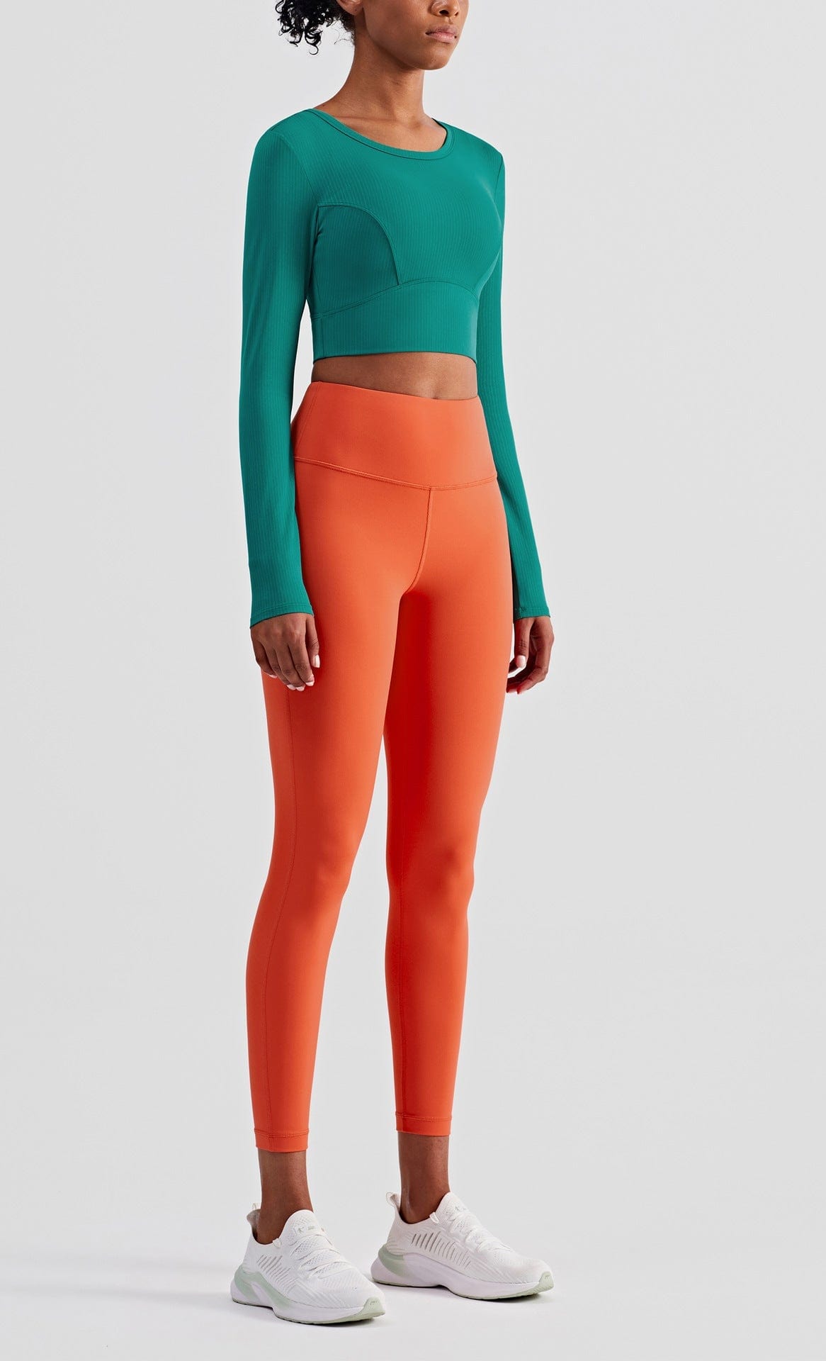 Top de manga larga con escote en V y corte recortado