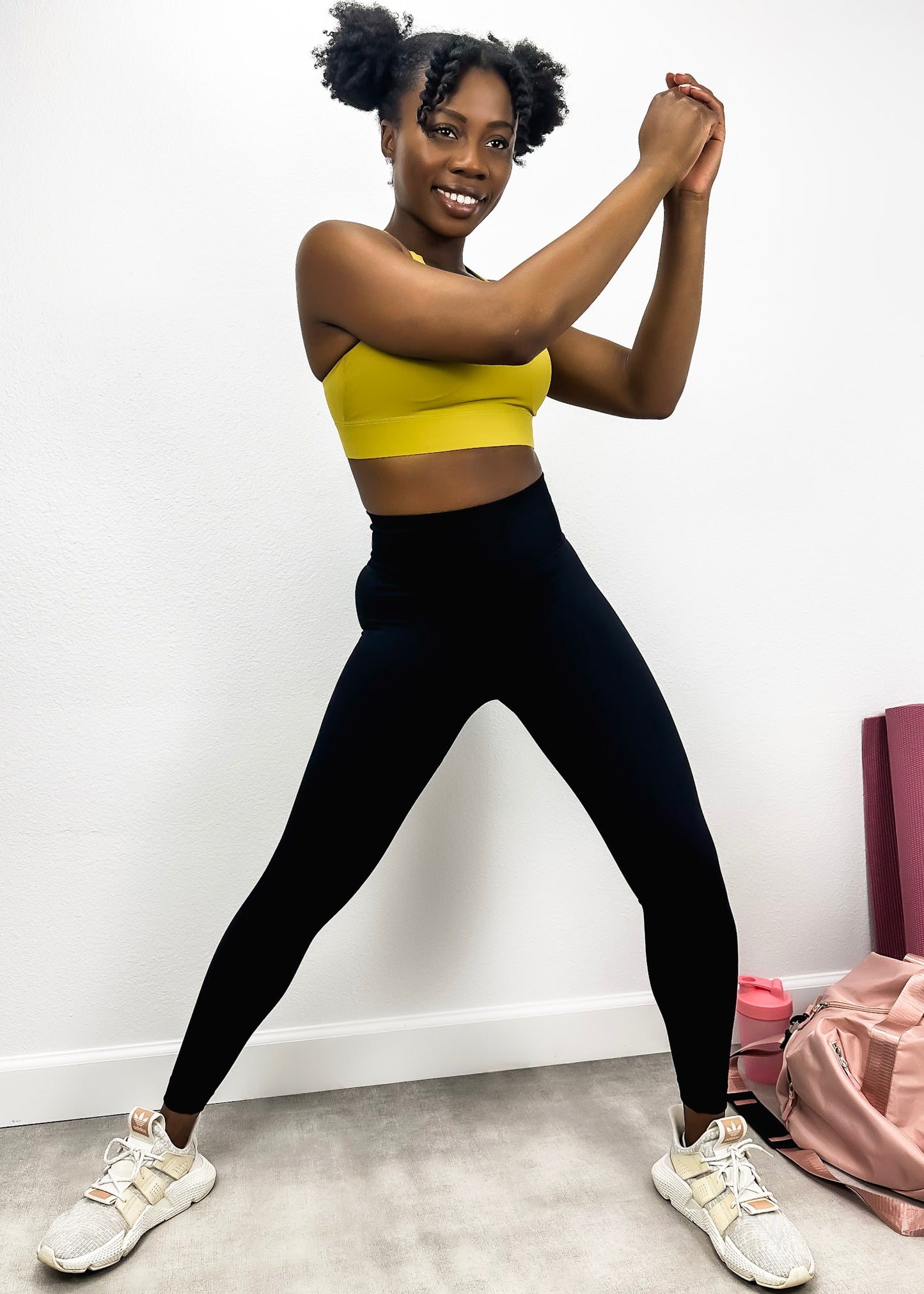 Pantalones de yoga que modelan y realzan la cadera