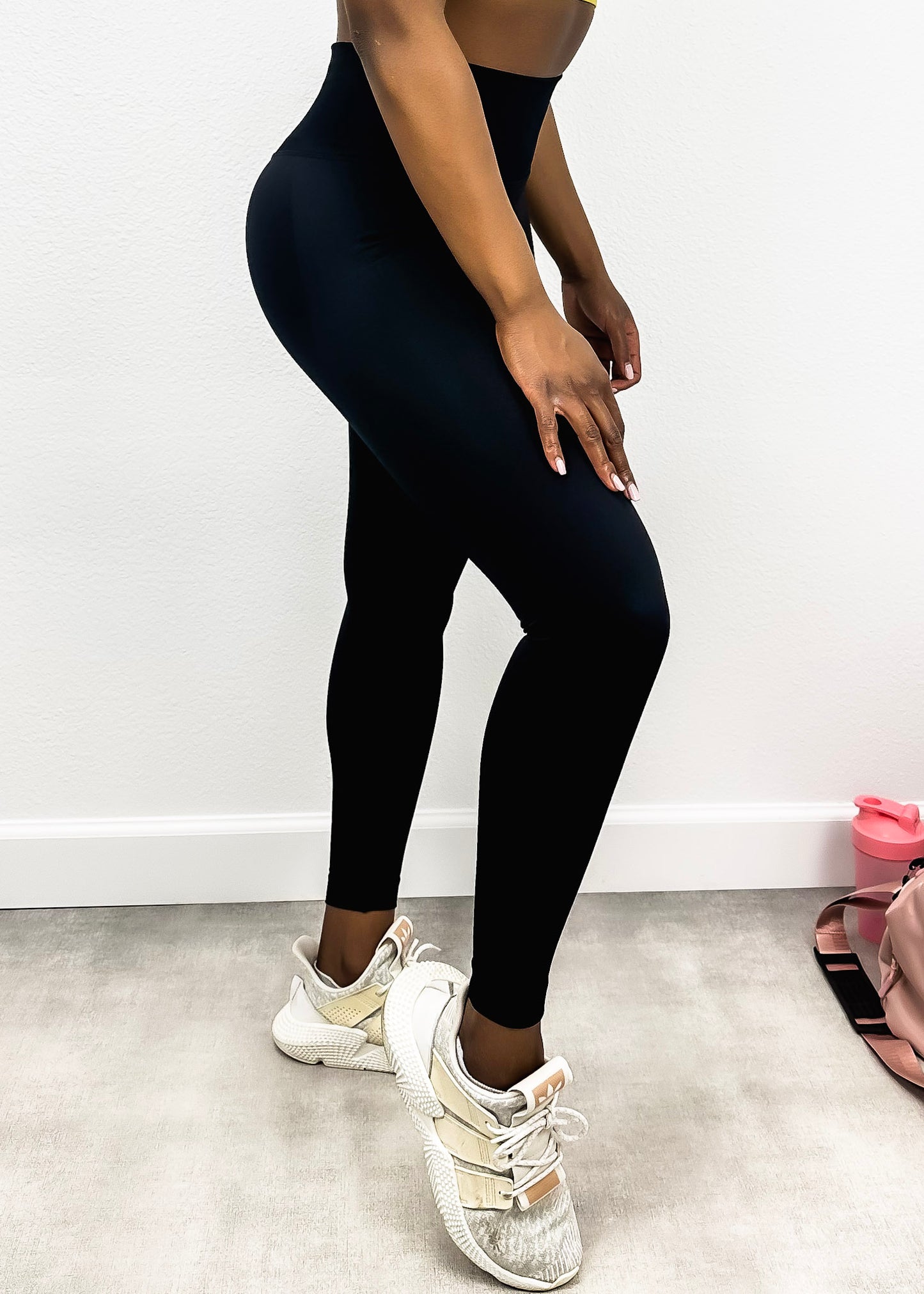 Pantalones de yoga que modelan y realzan la cadera