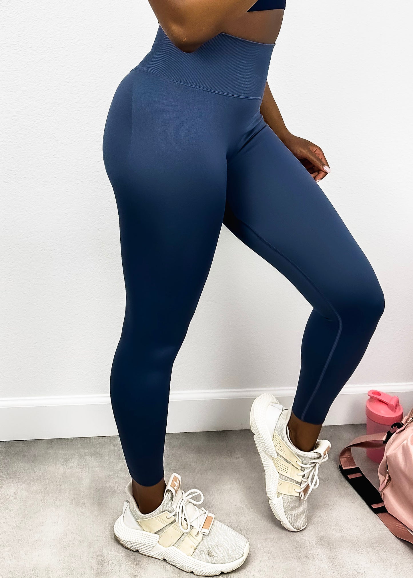 Pantalones de yoga que modelan y realzan la cadera