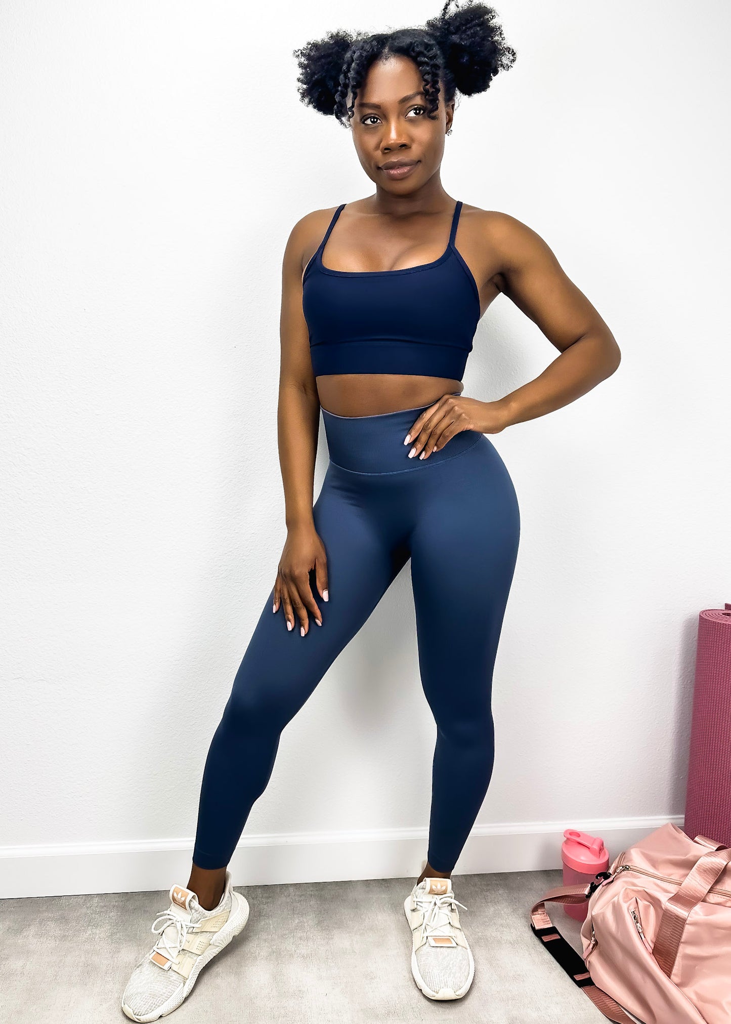 Pantalones de yoga que modelan y realzan la cadera