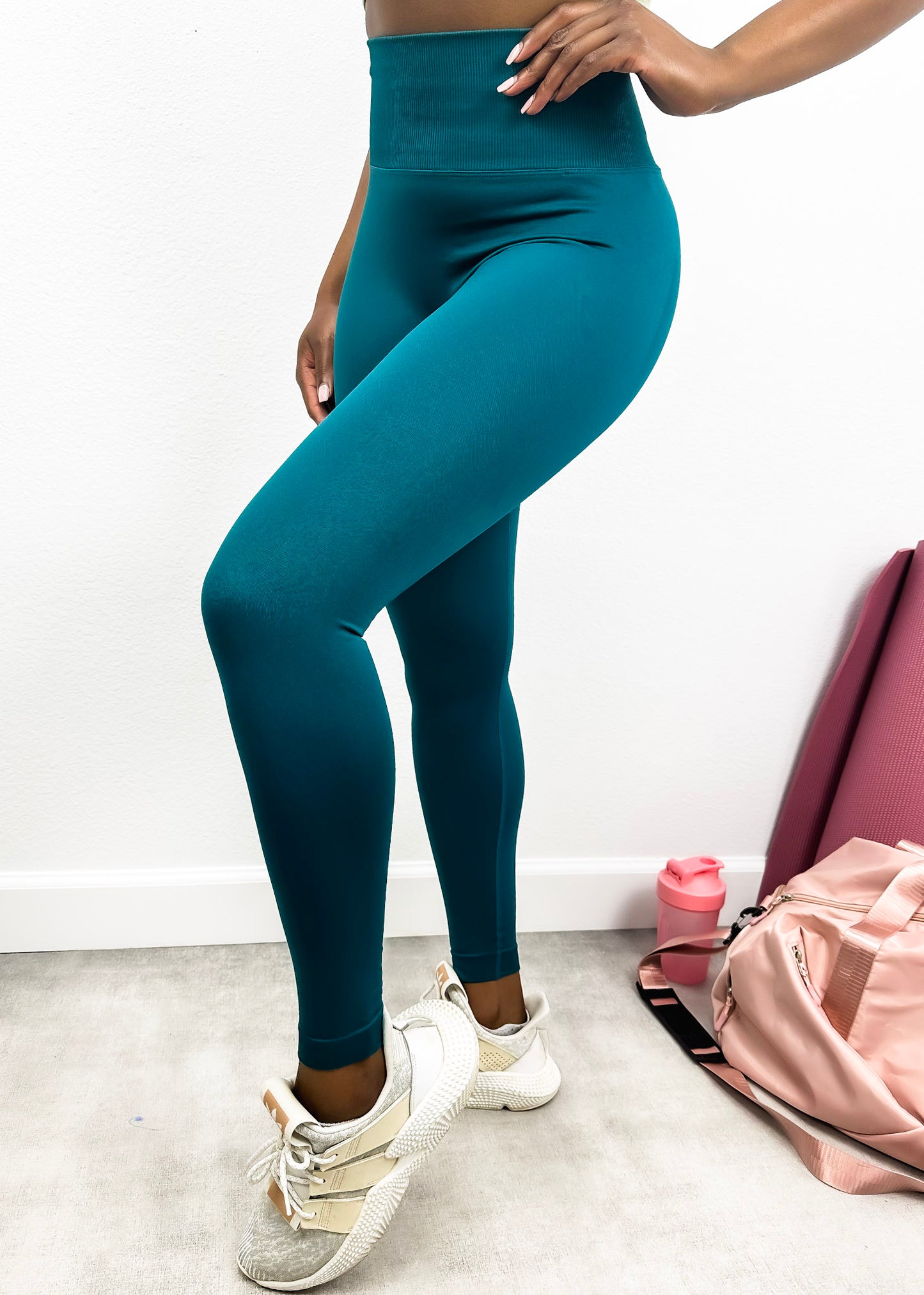 Pantalones de yoga que modelan y realzan la cadera