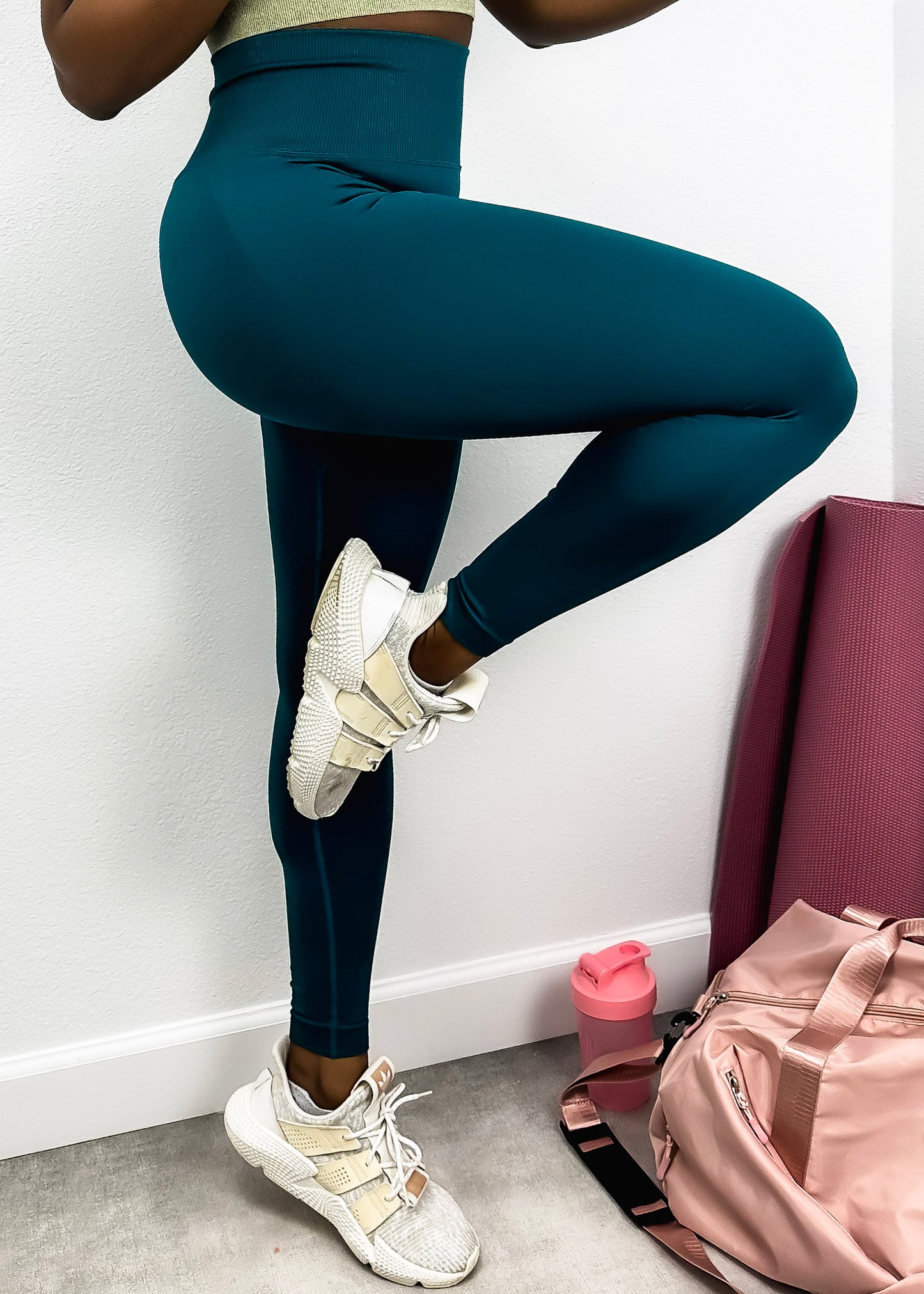Pantalones de yoga que modelan y realzan la cadera