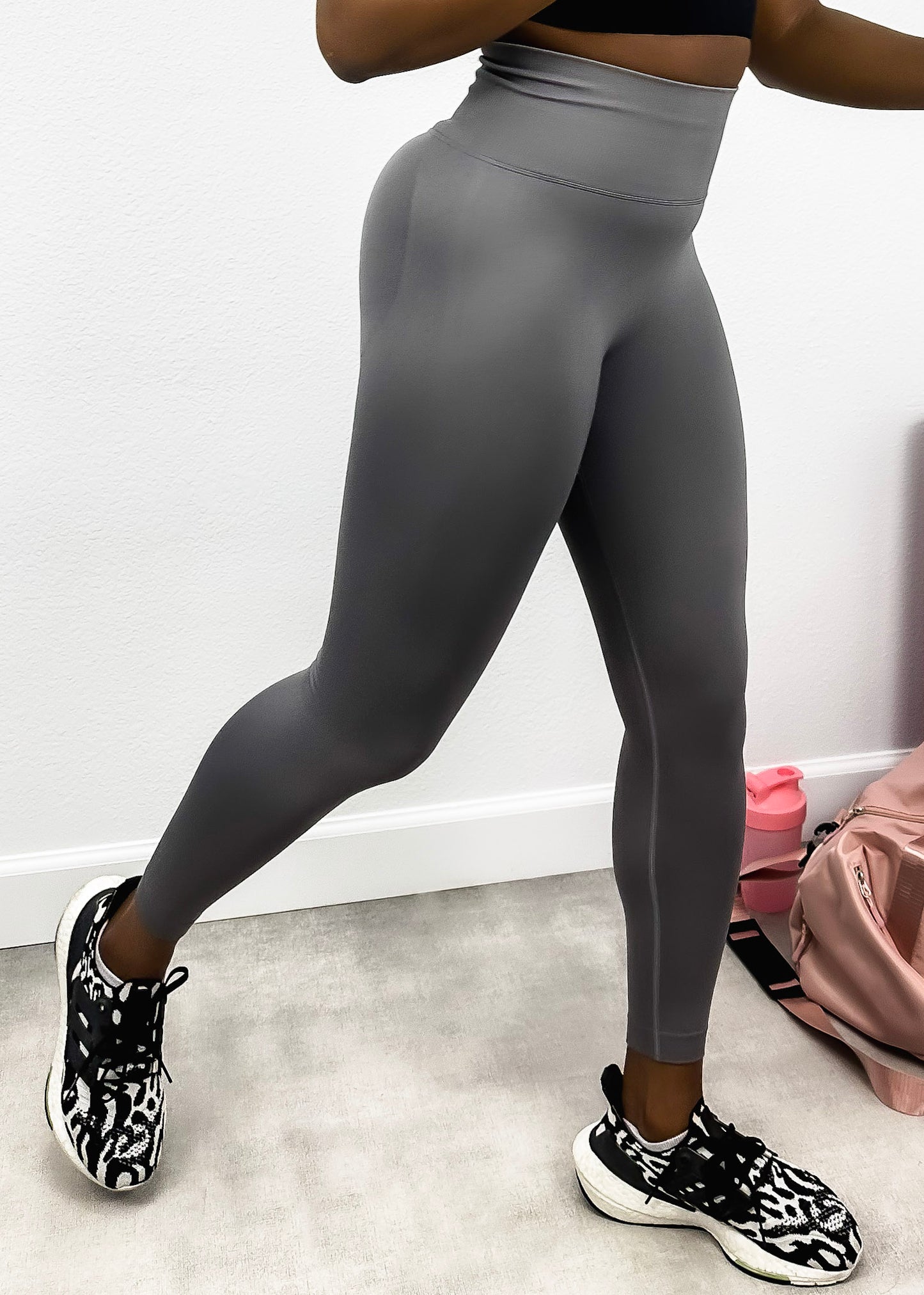 Pantalones de yoga que modelan y realzan la cadera