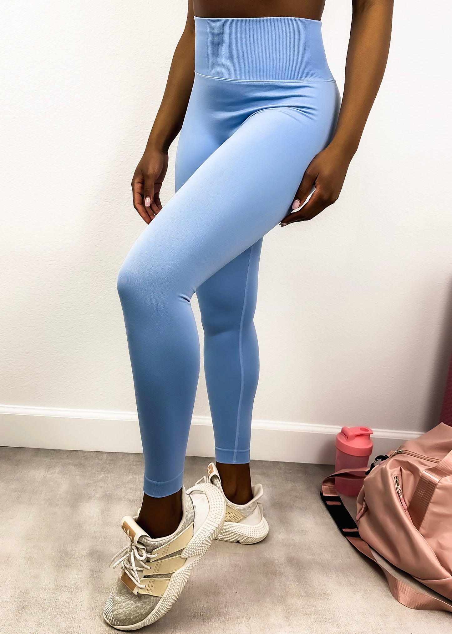 Pantalones de yoga que modelan y realzan la cadera