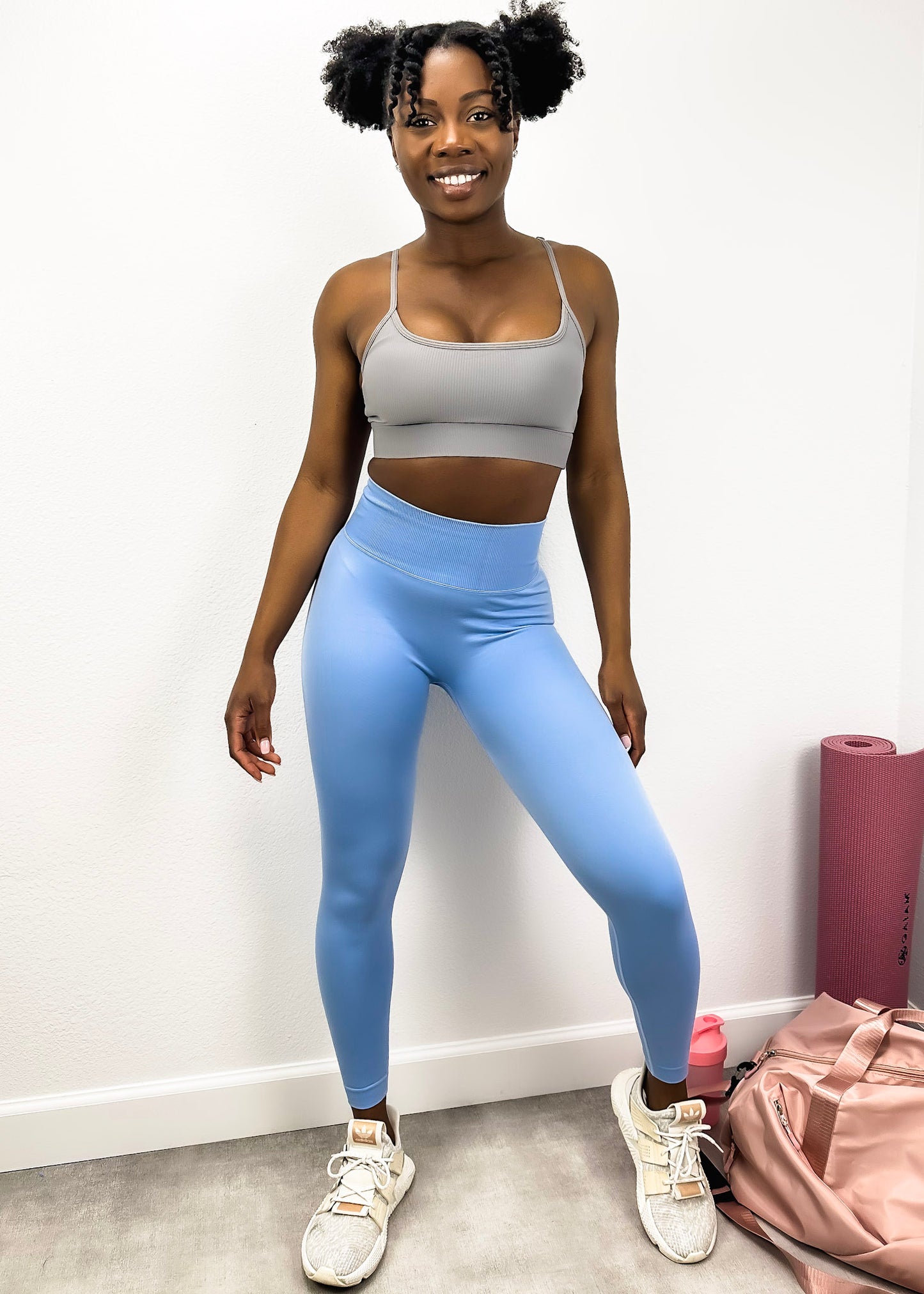 Pantalones de yoga que modelan y realzan la cadera