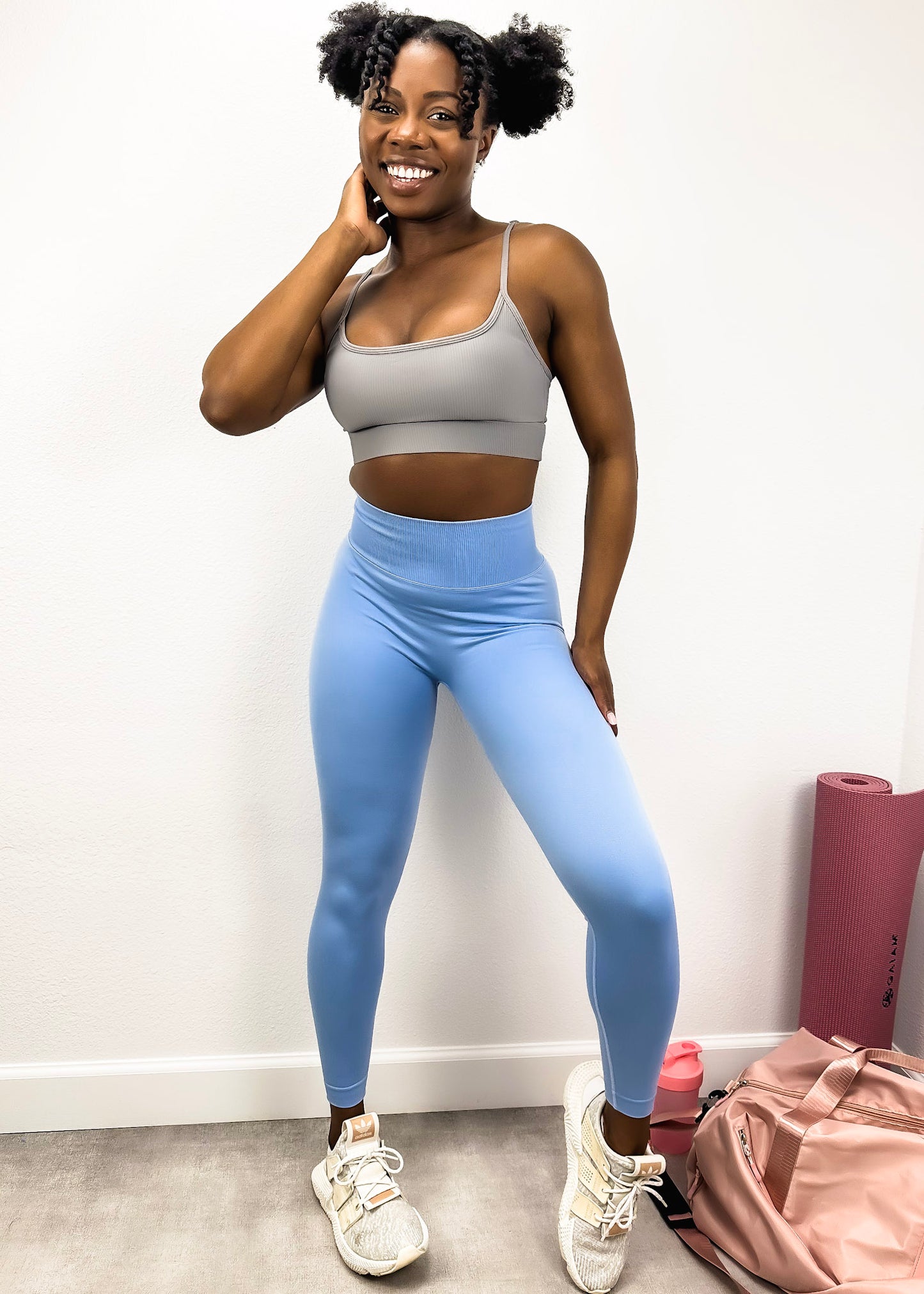 Pantalones de yoga que modelan y realzan la cadera