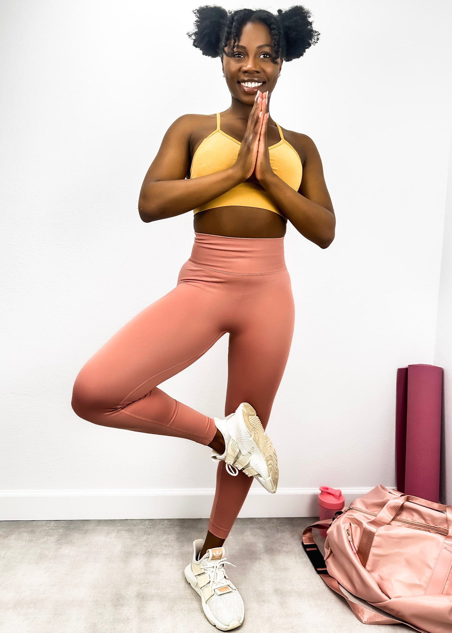 Pantalones de yoga que modelan y realzan la cadera