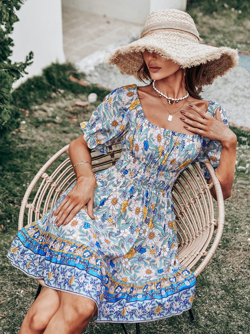 Vestido con mangas abullonadas y cintura fruncida