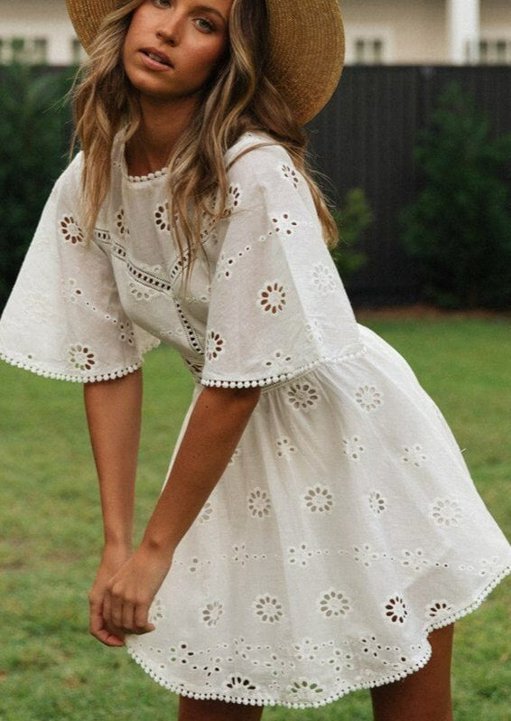 Vestido bohemio con mangas abullonadas y ojales