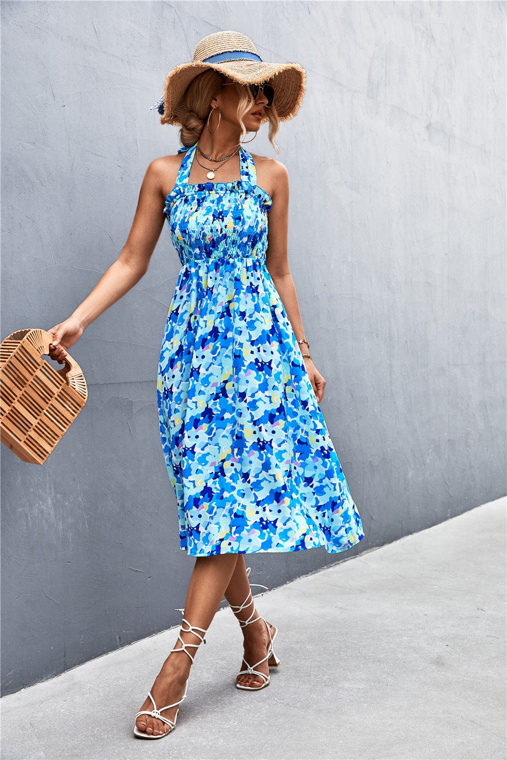 Vestido floral con escote halter y frunces