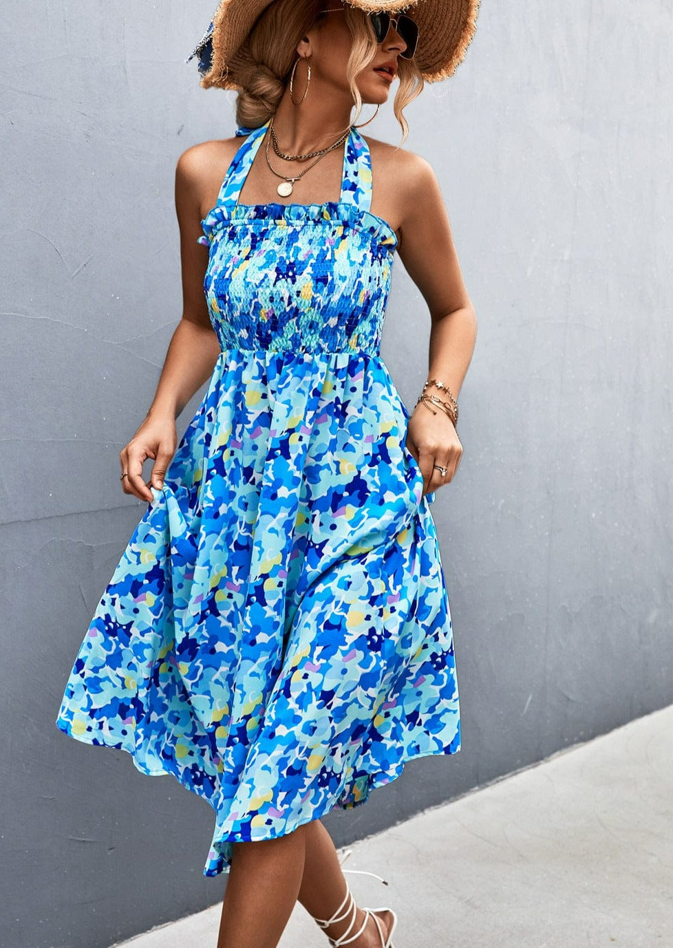 Vestido floral con escote halter y frunces