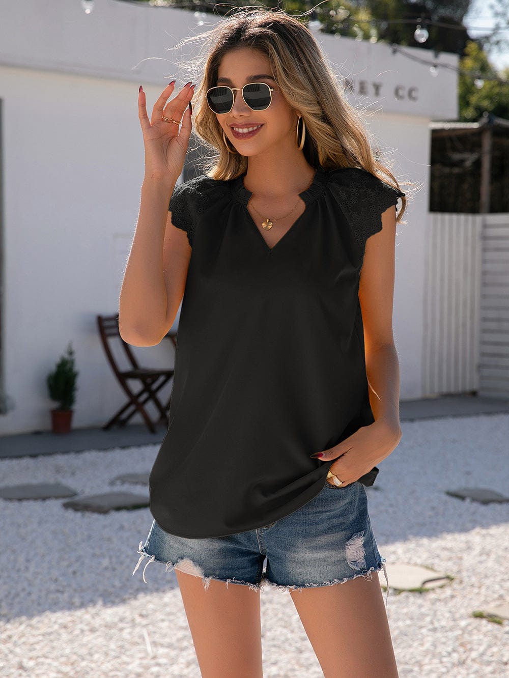 Blusa con mangas festoneadas y ojales