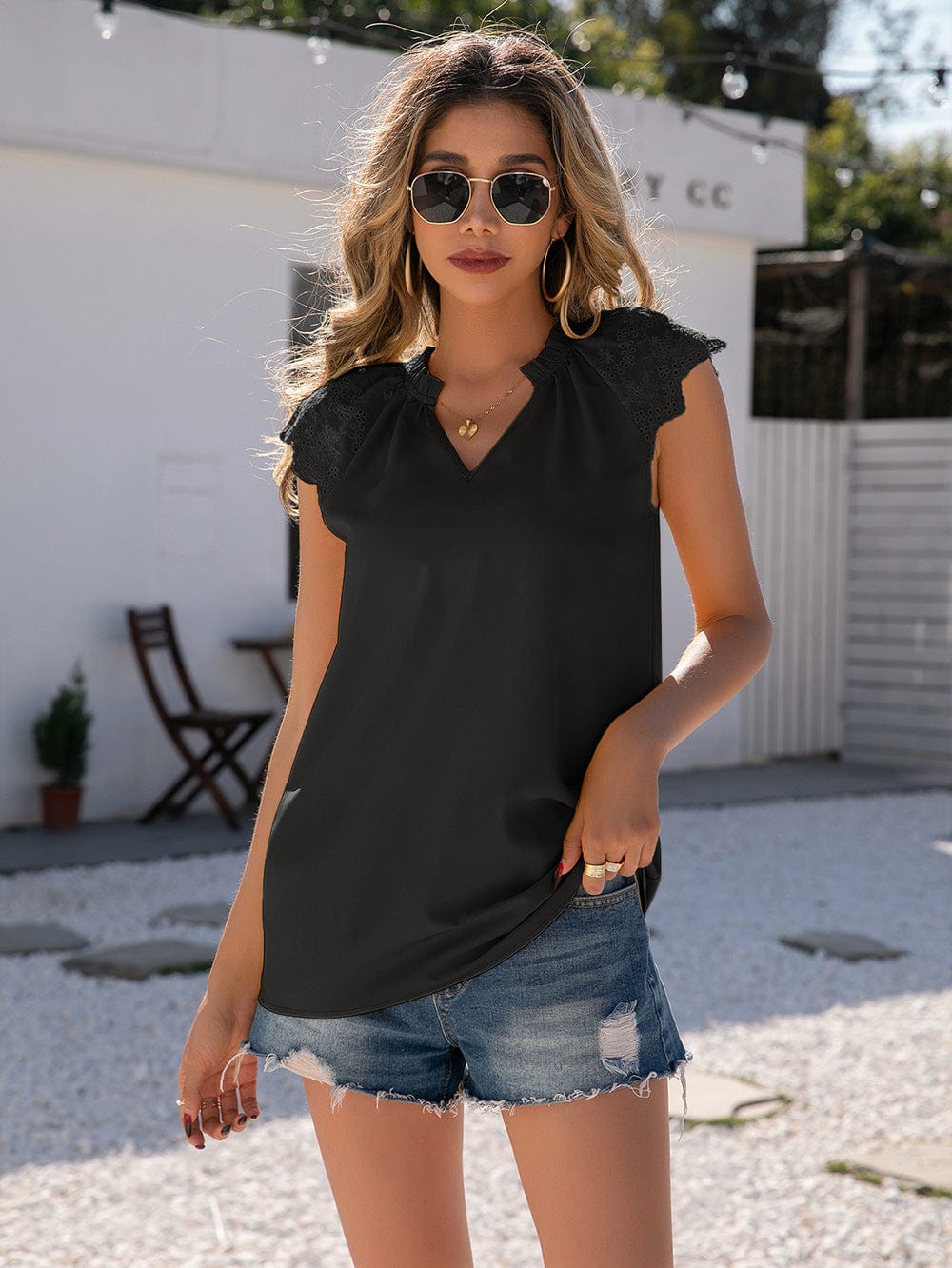 Blusa con mangas festoneadas y ojales
