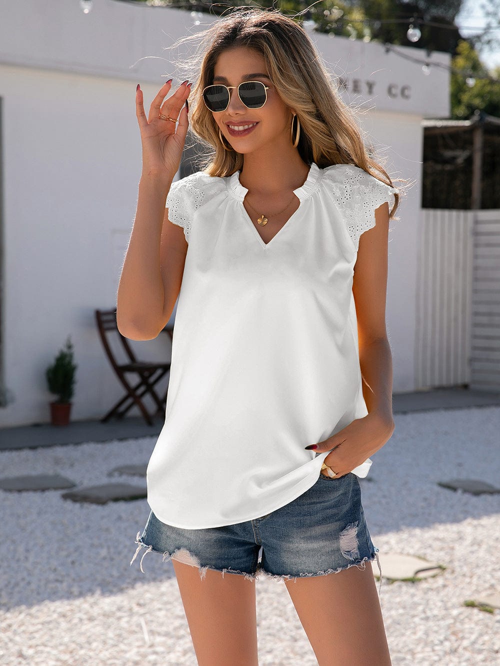 Blusa con mangas festoneadas y ojales