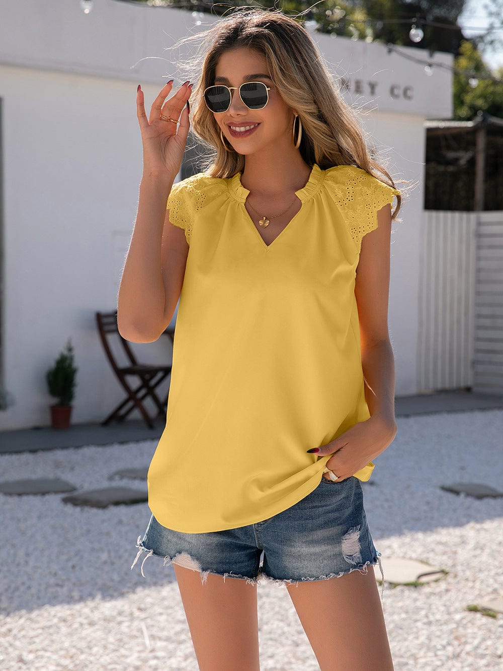 Blusa con mangas festoneadas y ojales