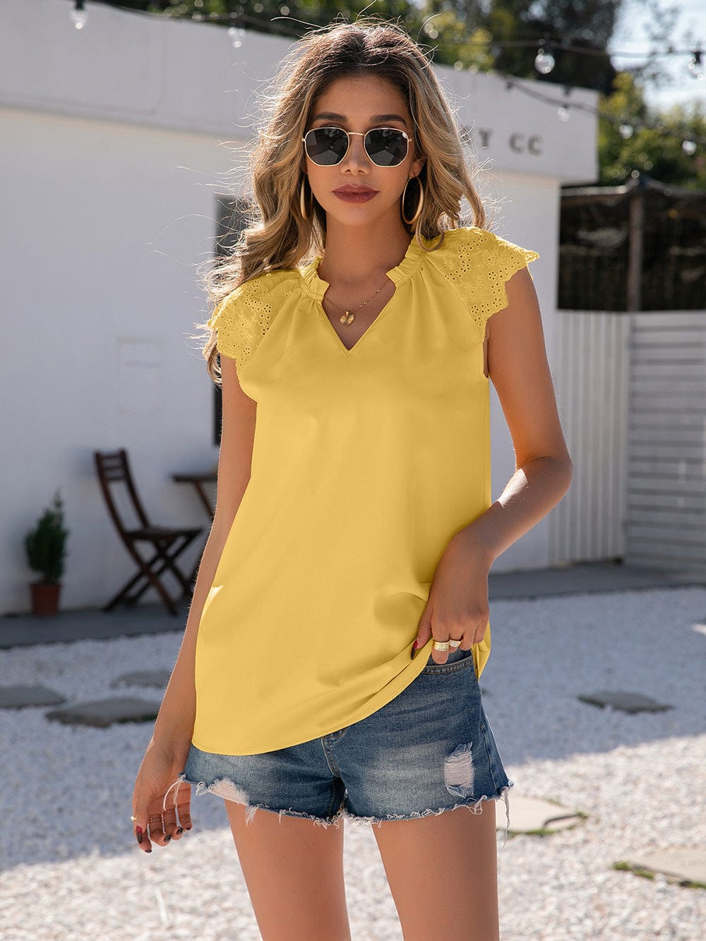 Blusa con mangas festoneadas y ojales
