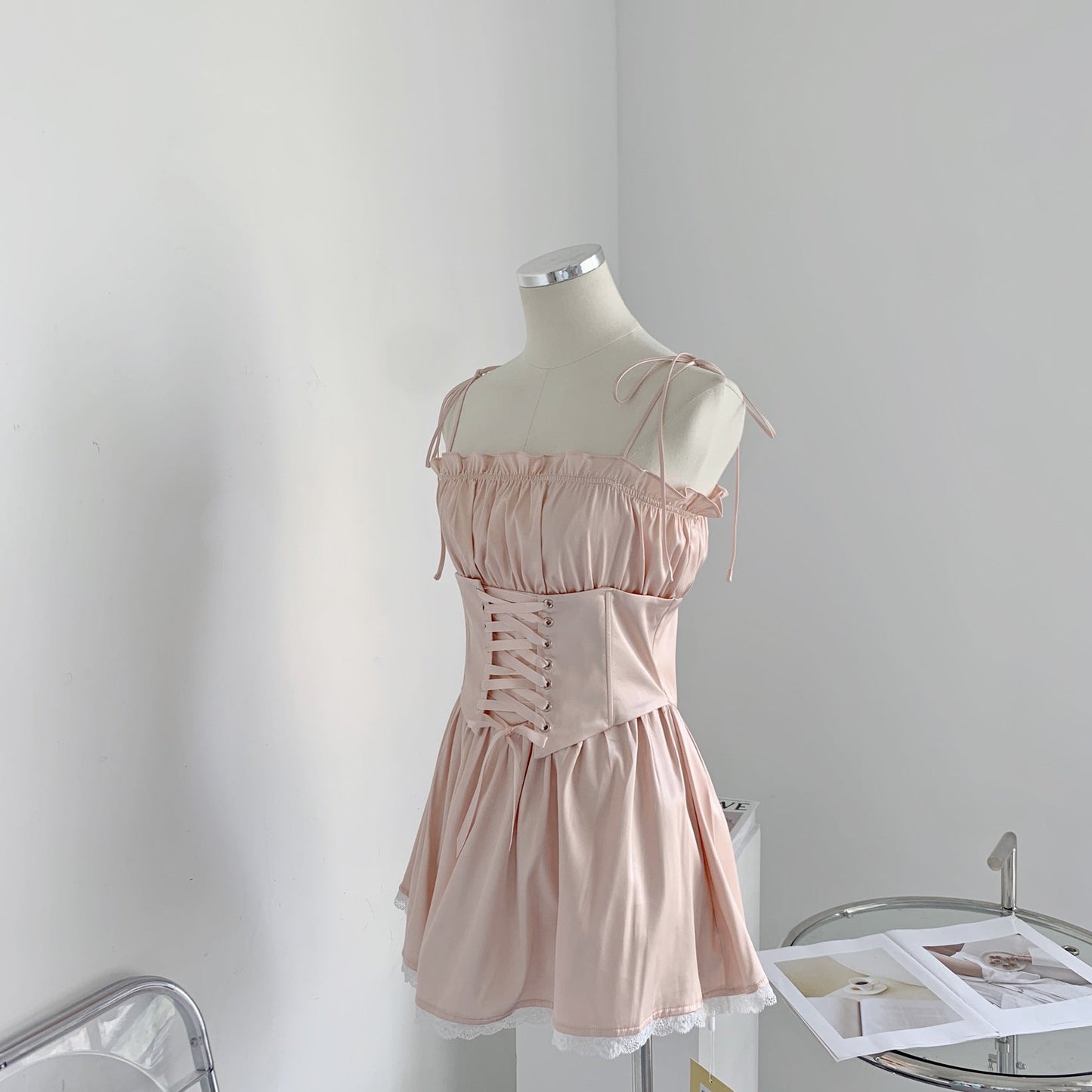 Vestido con ribete de encaje fruncido