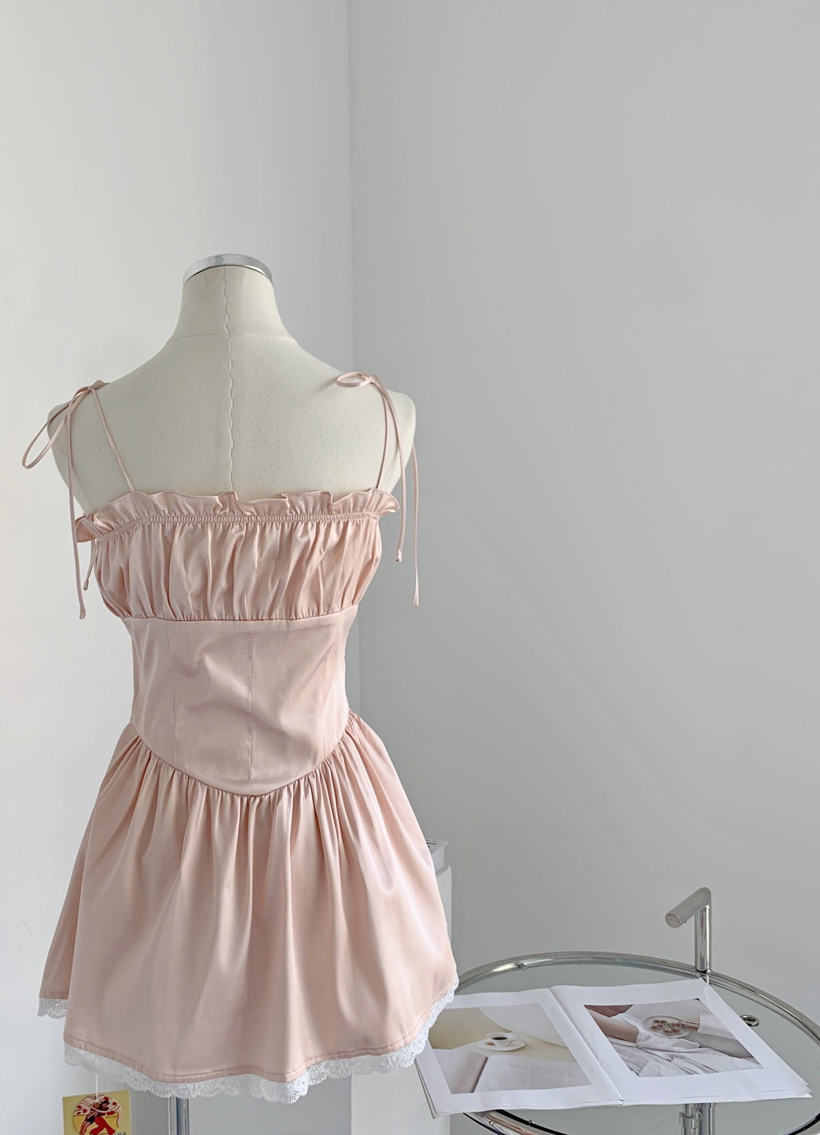 Vestido con ribete de encaje fruncido