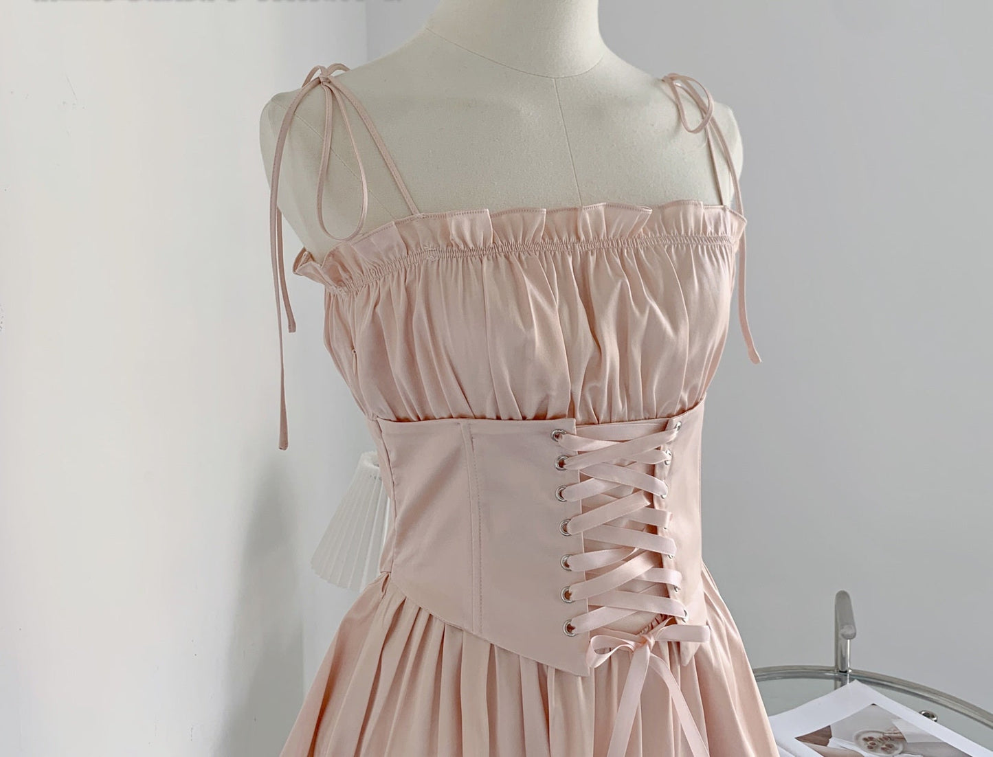 Vestido con ribete de encaje fruncido