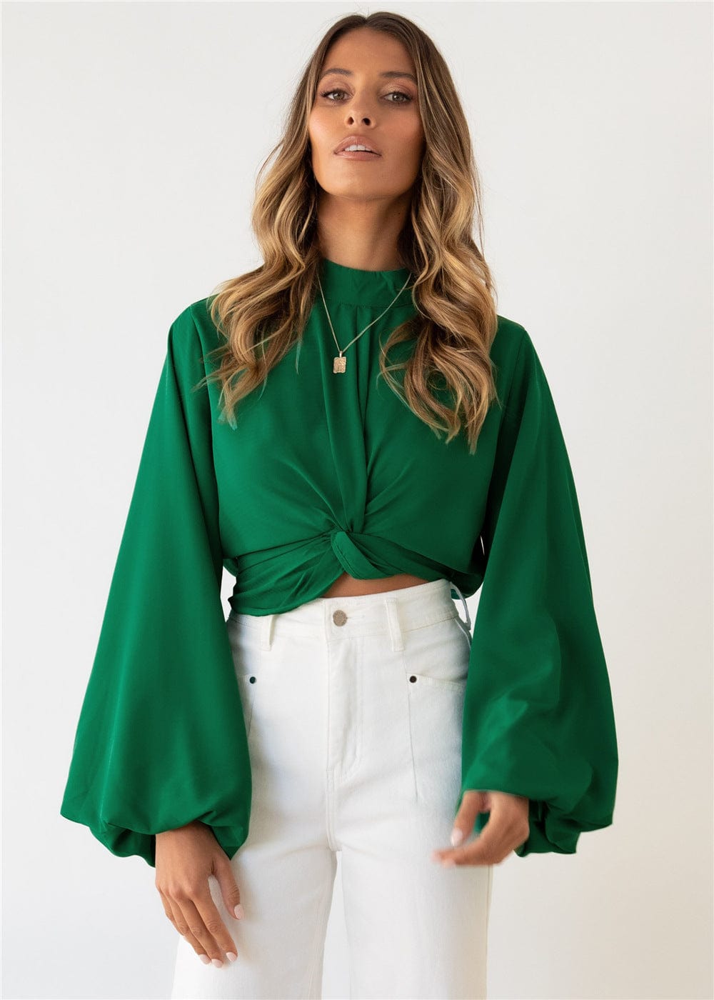 Blusa con mangas de obispo y parte delantera torcida
