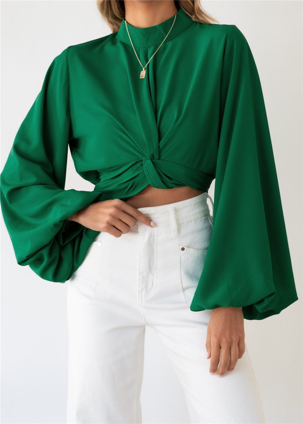 Blusa con mangas de obispo y parte delantera torcida