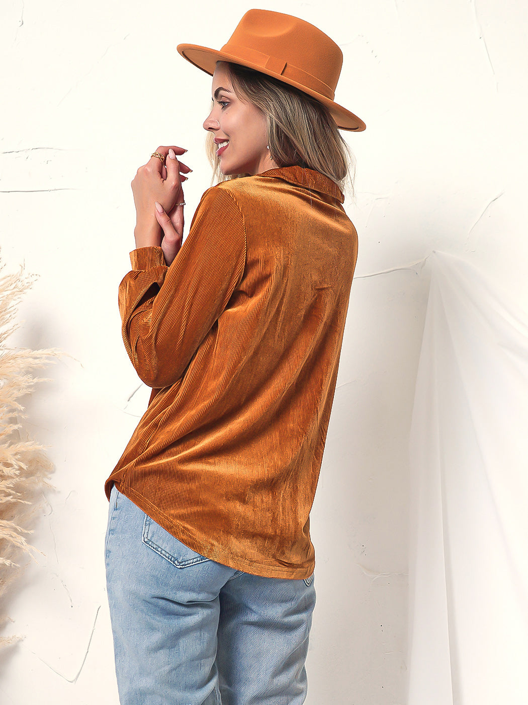 Polo con botones y cuello texturizado