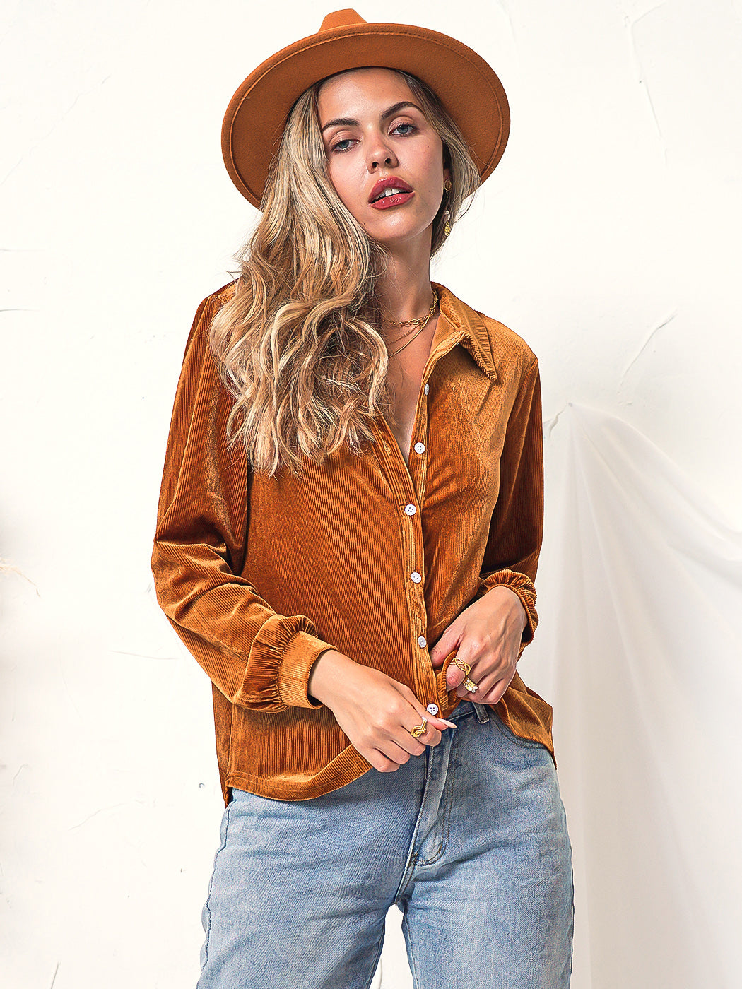 Polo con botones y cuello texturizado