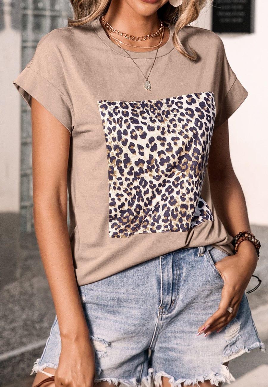Camiseta con estampado de leopardo y cuadros
