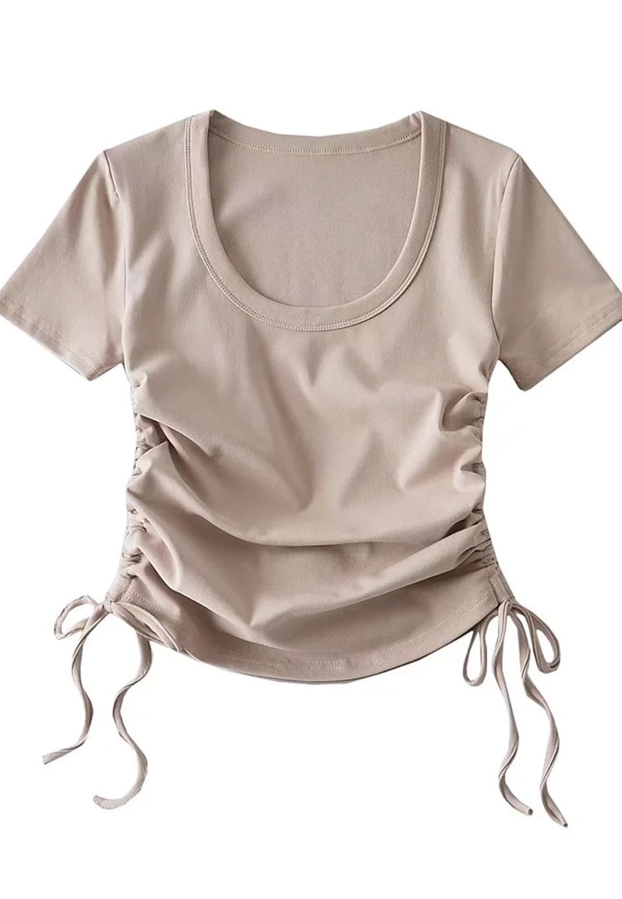 Camiseta con escote redondo y laterales fruncidos