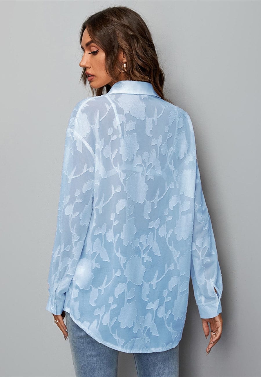 Blusa floral con textura transparente