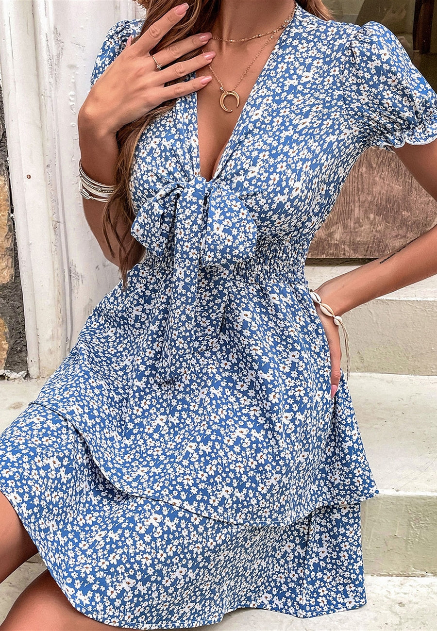 Vestido con capas y lazo en la parte delantera